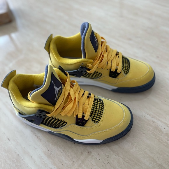 Jordan 4 Retro
Lightning (2021) (GS) - Picture 2 of 5